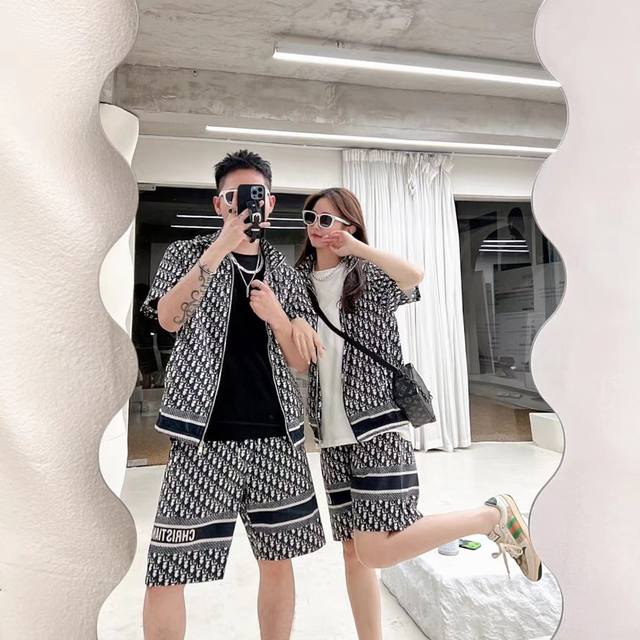 Mos 一套 迪奥Ss春夏新款短袖套装，男女同款。上身效果超赞，码数48-56