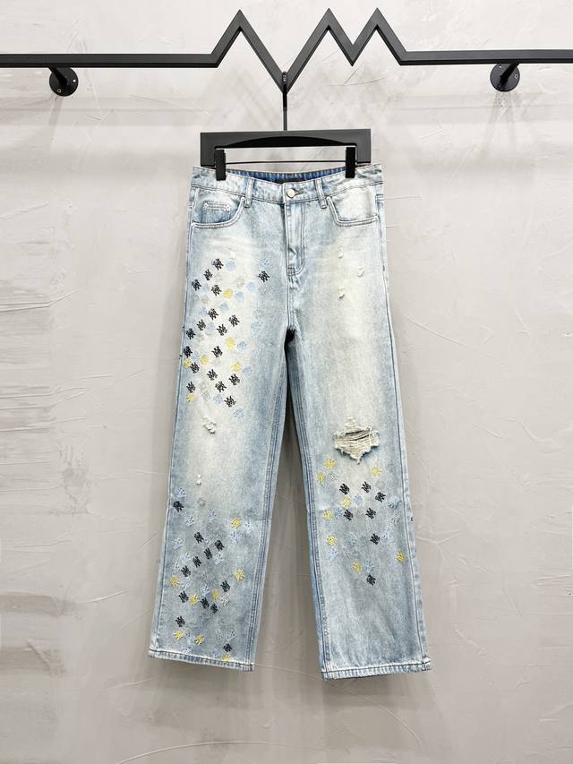 Mm 款号： M930 Amiri Ss25 Logo贴花刺绣直筒牛仔裤 男女款 靛蓝色顶级天花板品质 不同水洗质感的款式，对腿细腿粗人士十分友好，直筒修身的版
