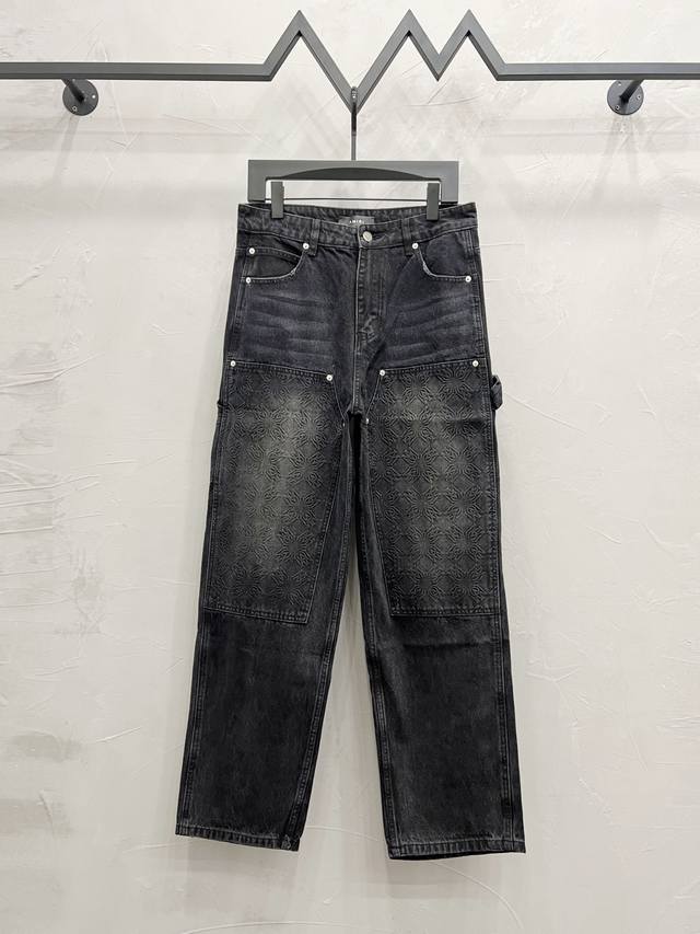 Mm 款号： M923 Amiri 早春系列 Ss25 压花字母印花五口袋合身中腰牛仔裤 男款 复古黑色顶级天花板品质 不同水洗质感的款式，对腿细腿粗人士十分友