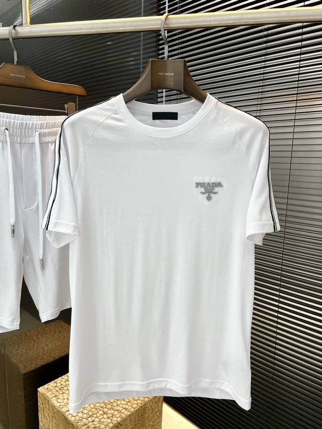 Mos Prad普拉达 一套不拆卖 重磅推荐！25Ss春夏新品休闲短裤套装 十足腔调上身非常的赞 超有型 绝对是吸引回头率的利器！时尚潮流套装。采用进口棉面料，