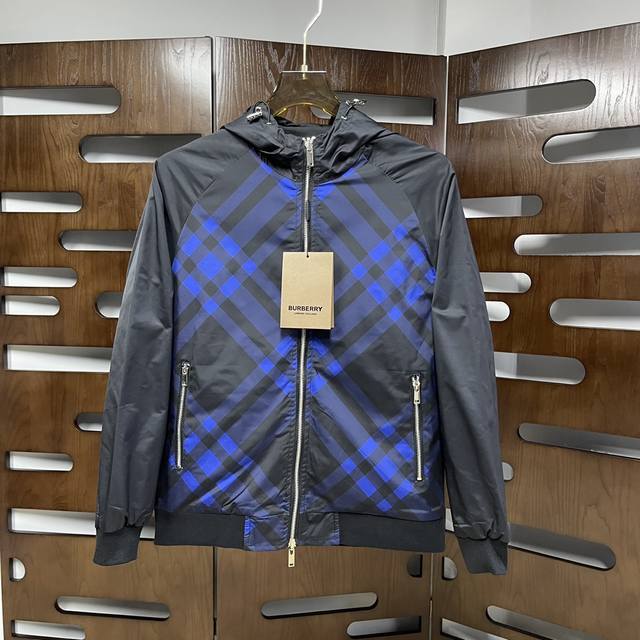 Qiu Burberry 巴宝莉。双面穿2025秋冬休闲夹克外套，最新时尚休闲拉链夹克，时尚连帽夹克外套此款夹克外套选用专业定制的轻薄科技面料制成，表面整洁光滑