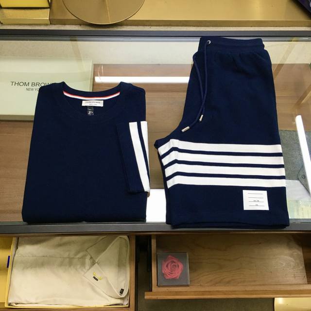 Shi 新品套装 T.B 拆卖2025春夏 Ss 最新Tb 提花四条纹经典珠地短袖短裤套装定制原原级米白百分棉提花四条纹面料，经典圆领正肩版型，左下角装饰标志性