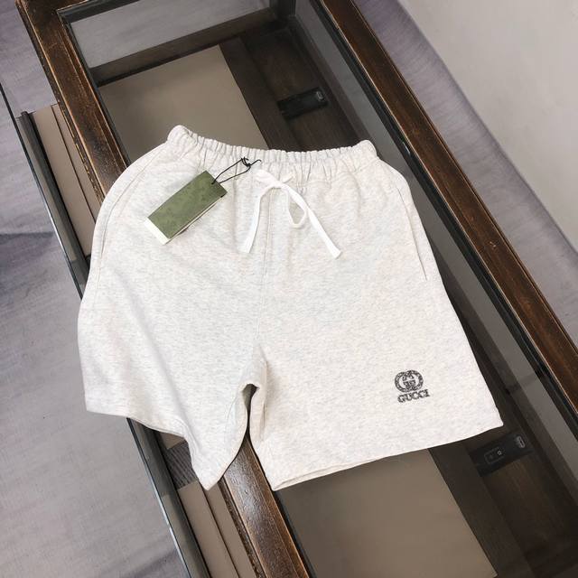 Bb衣服 裤子 Gucci 古驰 2025春夏最新款男女同款休闲圆领套装，品牌最新设计元素！既不单调也不复杂，好处的展现品味！定制印花Logo点缀 舒适吸汗透气