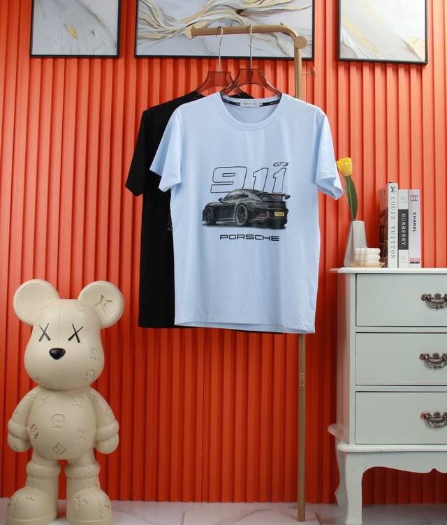 Lali Porsche 2025春夏新款Polo衫翻领短袖T恤系列。精选顶级丝光珠地棉面料，三标齐全！时尚大牌元素Logo工艺设计，上身版型超赞，面料细腻舒适