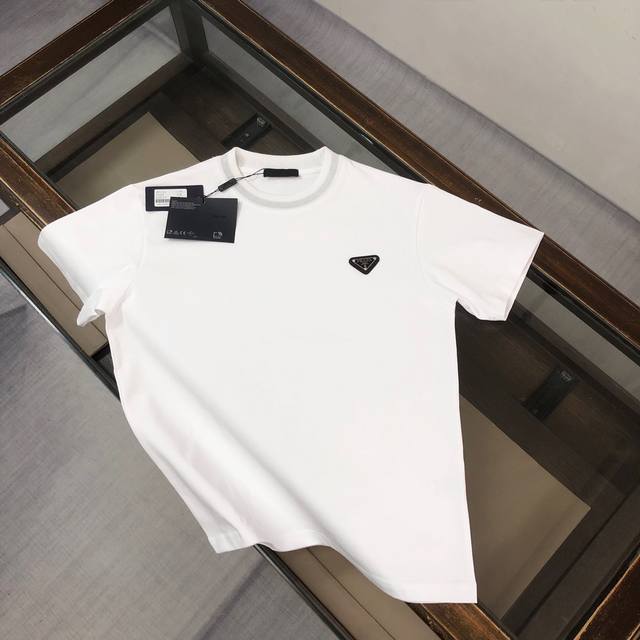 Bb Prada 普拉达 2025春夏新款上市！三角铁标徽章纯棉短袖T恤！270克定制棉，领口定制螺纹，面料柔软舒适，全新设计灵感，极具时尚代表性！手感舒适透气