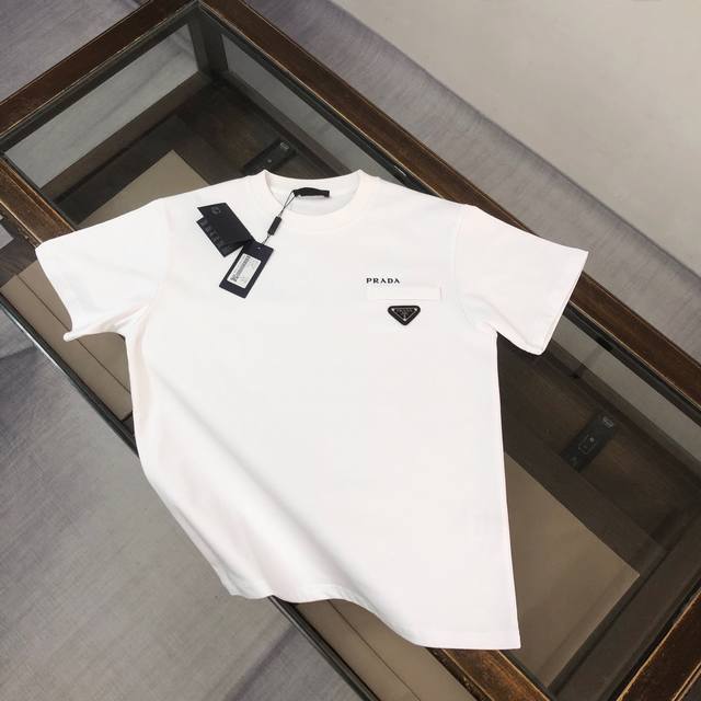 Bb Pra*Da 普拉达 2025春夏新款上市 专柜系列纯棉T恤！270克定制棉，面料柔软舒适，全新设计灵感，极具时尚代表性！精致三角铁标Logo设计！手感舒