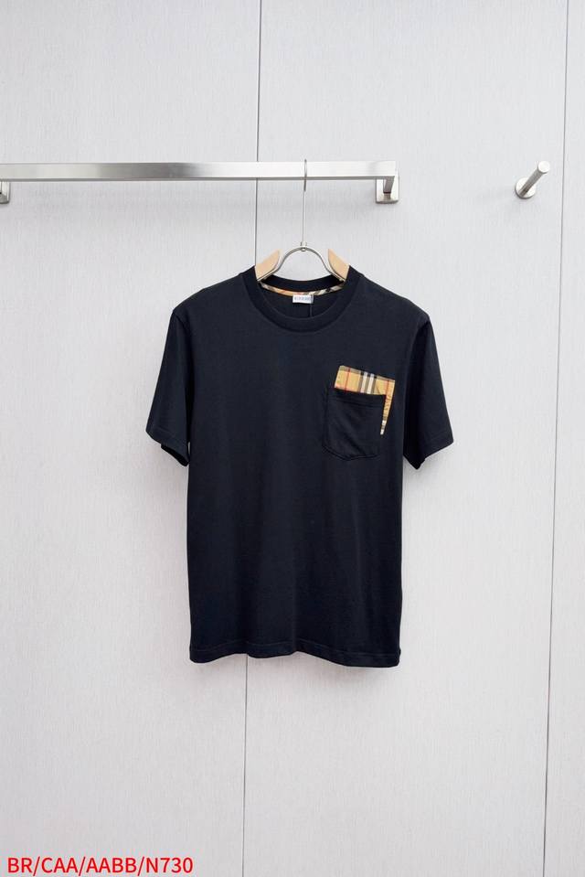 N730 Burberry*巴宝莉 2025春夏新款首发最新款短袖圆领T恤 高端订制 设计前卫时尚！品牌Logo重工艺设计 高端长绒棉面料.手感柔软.穿着舒适.