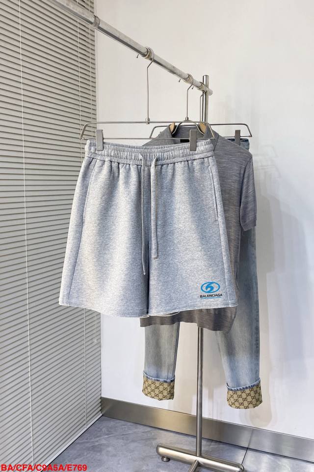 E769 Ba巴黎世家 春夏新款短裤 这款极简表达现代态度。面布63.1%棉36.9聚酯倩维 超薄复合面料 整体更显质感有力 承载创新精神， 标志性的涂珐琅徽标