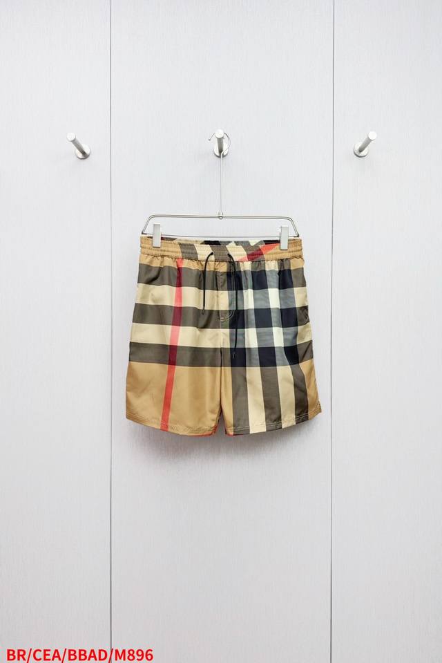 M896 Brburberry 顶级原单 25Ss夏季新品 格纹抽绳游泳短裤抽绳式游泳裤，装饰精纺 经典格纹。呈现休闲版型，搭配网眼内衬。弹性抽绳裤腰侧插袋；后