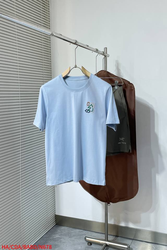 N678 Ha 新品Hermes爱马仕 2025春夏最新款男士圆领短袖衫，休闲剪裁棉质，简单大方，标志性的徽标，采用3D立体刺绣工艺，精致考究，饱满有型，强烈地