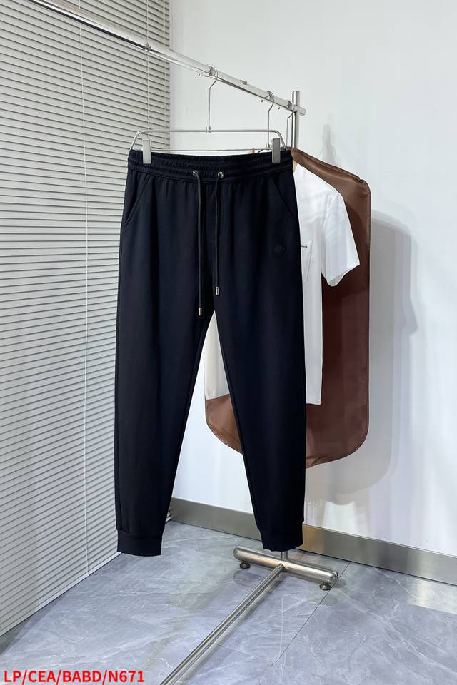 N671 Lp Loro Piana、25新款运动休闲抽绳款卫裤。客供进口100%针织棉材质，质感硬朗挺拔有型，版型立体精致不易起皱，上身舒适却不失柔软度，亲肤
