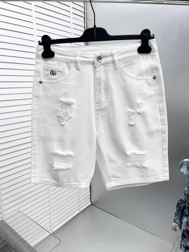 Gucc* 2025春夏新款牛仔短裤，重工水洗牛仔面料，定制面料和一般牛仔布料比起来，更加柔软舒适！超重工洗水工艺 双工艺洗水 整条裤子，手感舒适，细腻程度与透