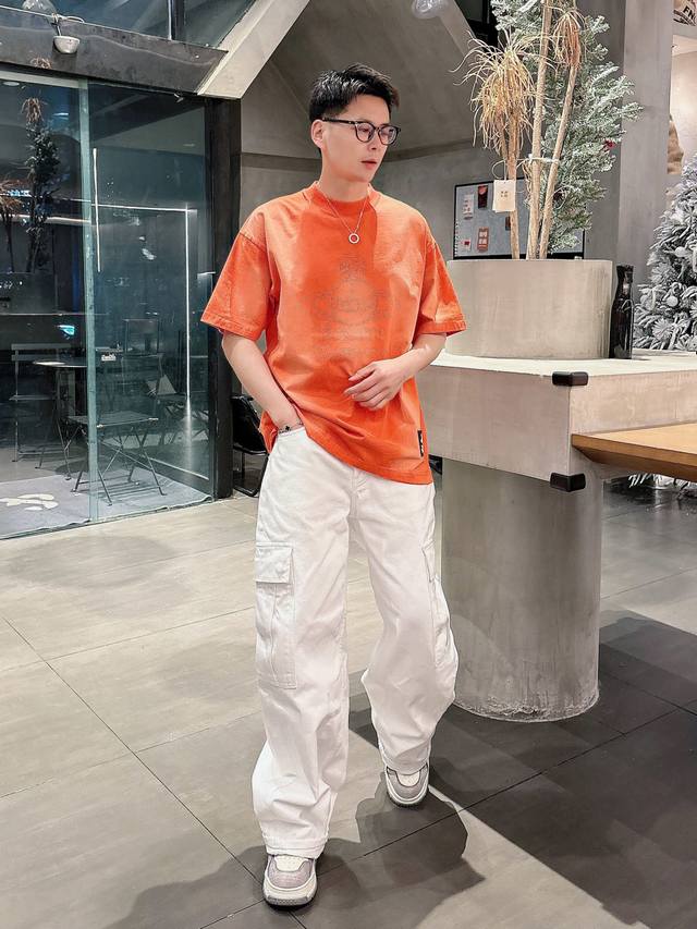 西太后25Ss春夏新款 字母做旧印花短袖轻奢主义 男女日常通勤穿搭必备单品 正确版本 欢迎对比详细特征 280克 % 纯棉双纱汗布面料 同缸定染特种加粗32支双