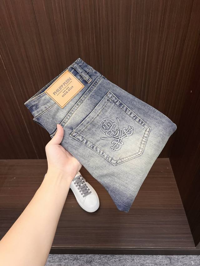 Pp 男士丹宁牛仔裤，官宣画册海报穿搭款！ 客供高级进口的丹宁原色面料，特选日本冈山纯正13Oz 盎司牛仔布料，重磅环保植物酵素水洗工艺，肌理有着淡淡的复古色彩