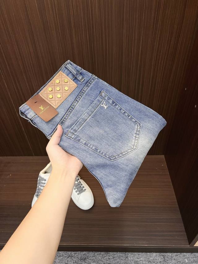 Lv 男士丹宁牛仔裤，官宣画册海报穿搭款！ 客供高级进口的丹宁原色面料，特选日本冈山纯正13Oz 盎司牛仔布料，重磅环保植物酵素水洗工艺，肌理有着淡淡的复古色彩