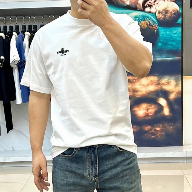 普拉达 夏季新款 印花字母Logo休闲短袖T恤。进口100%长绒棉面料，舒适透气，印花图案Logo每个细节做到极致，成品完成非常Ok！上身极赞，随意百搭！Os版