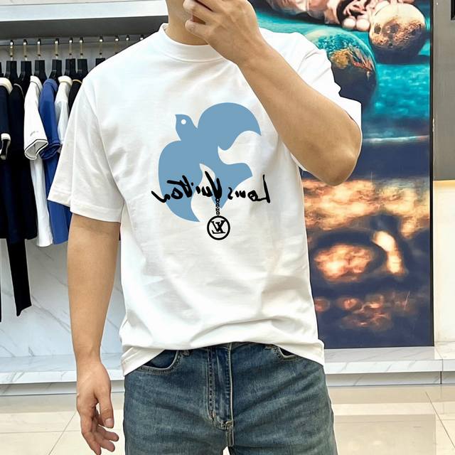 Lv 夏季新款 印花字母Logo休闲短袖T恤。进口100%长绒棉面料，舒适透气，印花图案Logo每个细节做到极致，成品完成非常Ok！上身极赞，随意百搭！Os版型
