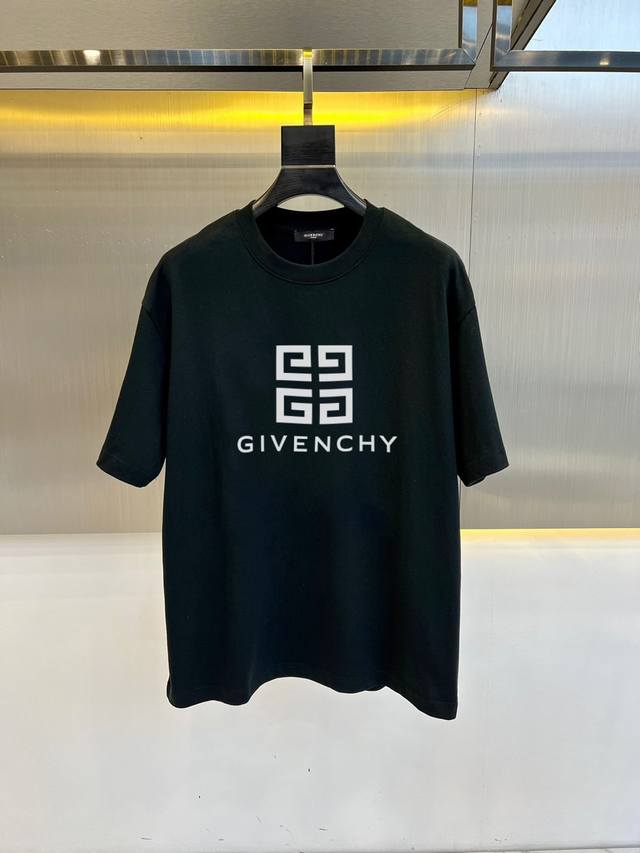 Givenchy 纪梵希 夏季新款 印花字母Logo休闲短袖T恤。进口100%长绒棉面料，舒适透气，印花图案Logo每个细节做到极致，成品完成非常Ok！上身极赞