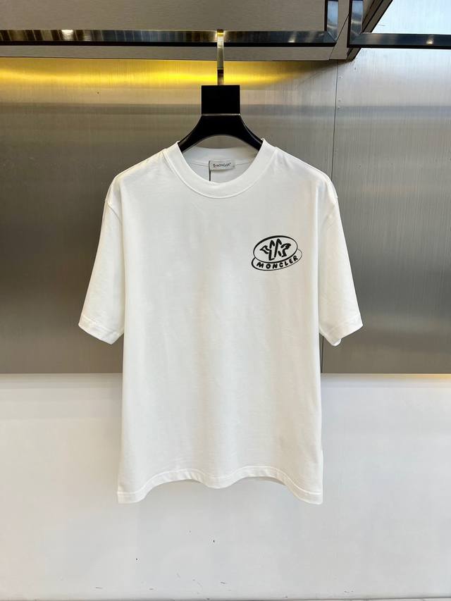 蒙口 夏季新款 印花字母Logo休闲短袖T恤。进口100%长绒棉面料，舒适透气，印花图案Logo每个细节做到极致，成品完成非常Ok！上身极赞，随意百搭！Os版型