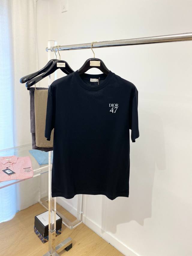 迪奥、新品短袖T恤，帅气时尚，胸前顶级印花图案字母Logo，简约百搭款。面料260G特制纯棉 不仅挺括，保持潮流的廓形，又穿着舒适，纱织更细腻，码数S-Xxl