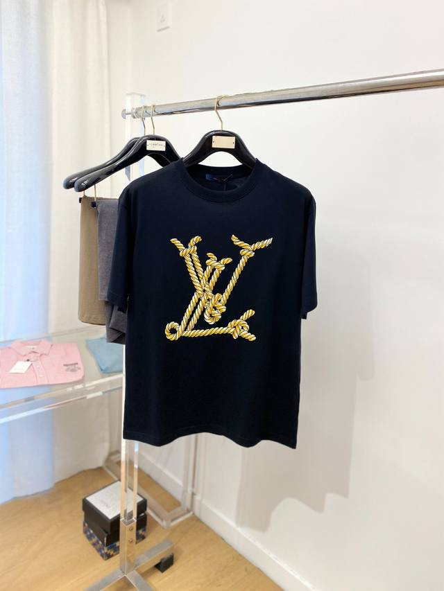 Lv、新品短袖T恤，帅气时尚，胸前顶级印花图案字母Logo，简约百搭款。面料260G特制纯棉 不仅挺括，保持潮流的廓形，又穿着舒适，纱织更细腻，码数S-Xxl