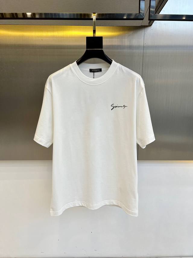 纪梵希 夏季新款 印花字母Logo休闲短袖T恤。进口100%长绒棉面料，舒适透气，印花图案Logo每个细节做到极致，成品完成非常Ok！上身极赞，随意百搭！Os版