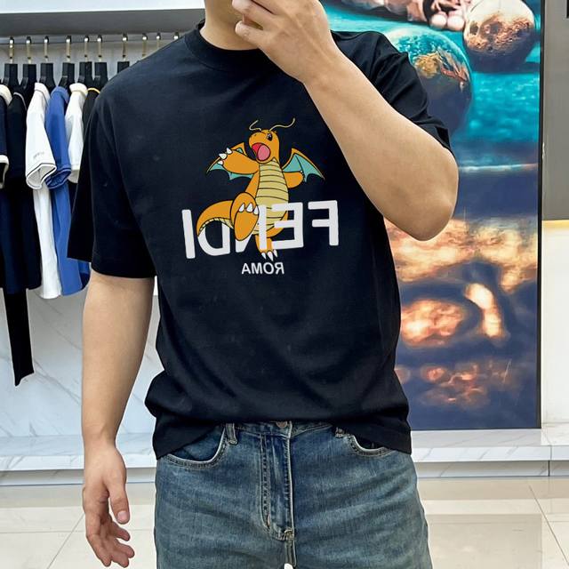 芬迪 夏季新款 印花字母Logo休闲短袖T恤。进口100%长绒棉面料，舒适透气，印花图案Logo每个细节做到极致，成品完成非常Ok！上身极赞，随意百搭！Os版型