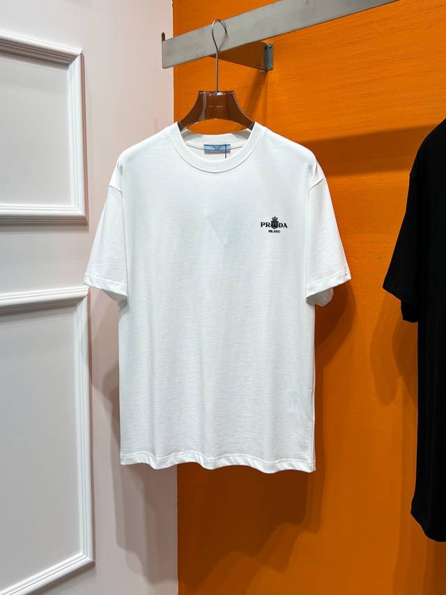 Prada# 春夏顶级专柜同步短袖T恤 3标齐全 采用客供进口100%-32支双股新疆棉面料制成，专柜原版面料，品牌辨识度超级强，高街与精致风情十足，绝对能成为