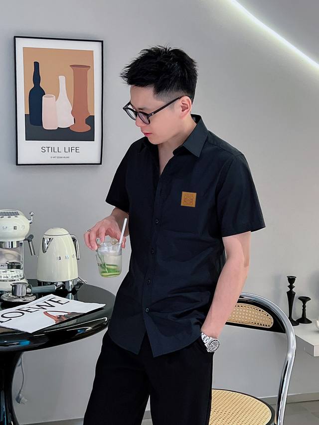 罗意威* 帅气修身备款短袖衬衫，100%鲁泰丝滑面料，舒服透气，休闲衬衣，简约时尚，从容百搭，帅气优雅 纯进口订制面料 不易起皱 奢华如新 做工细致精湛 无可挑