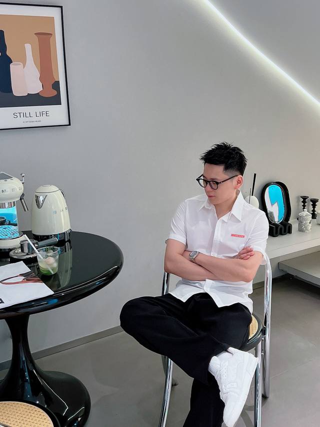 Prada* 帅气修身备款短袖衬衫，100%鲁泰丝滑面料，舒服透气，休闲衬衣，简约时尚，从容百搭，帅气优雅 纯进口订制面料 不易起皱 奢华如新 做工细致精湛 无