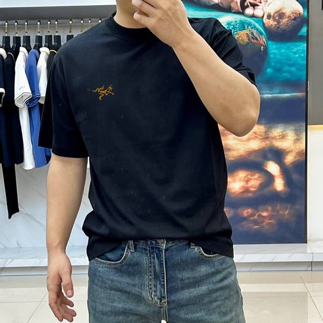 始祖鸟 夏季新款 印花字母Logo休闲短袖T恤。进口100%长绒棉面料，舒适透气，印花图案Logo每个细节做到极致，成品完成非常Ok！上身极赞，随意百搭！Os版