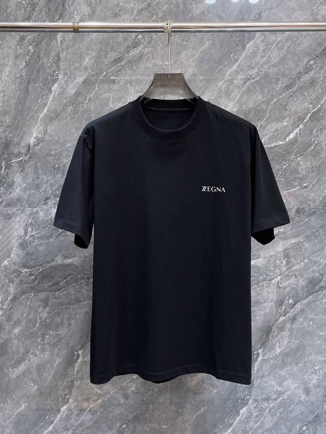 Ze**杰尼亚 2025 新品260克短袖 火爆上市啦 定制顶级优选洗水棉面料 上身舒适度高 专柜同款装饰 轻奢内敛低调奢华 内搭外穿轻松驾驭不挑人 裁剪精细完