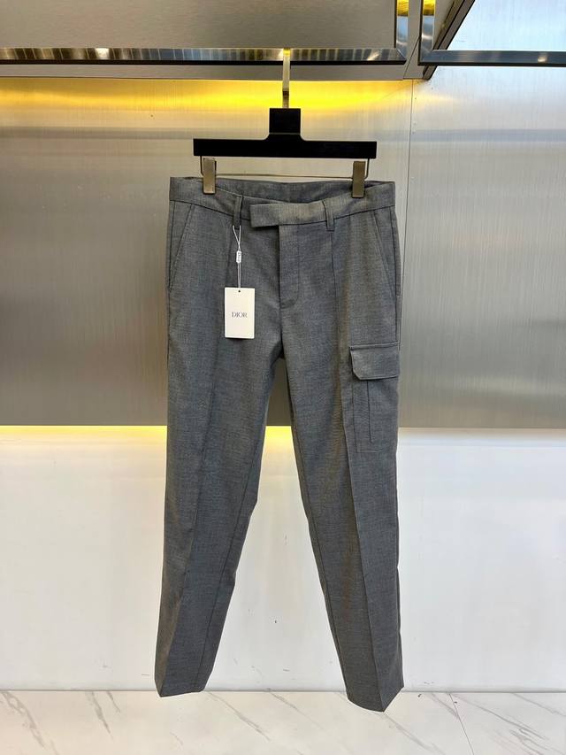 Cd迪奥、25Ss春夏新款精纺棉质工装裤，男士立体翻盖口袋硅胶徽章贴饰直筒休闲长裤！同步官网发售14270Rmb！D家新款直筒工装裤，一款融合了时尚与实用性的精