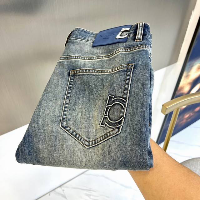 Ferragam菲拉格慕、2025春夏新品经典男士单宁修身时尚水洗牛仔裤，丹宁牛仔裤属于衣橱的必备单品，属于日常混搭和造型的利器 每个细节皆足矣品味！浓郁的文艺