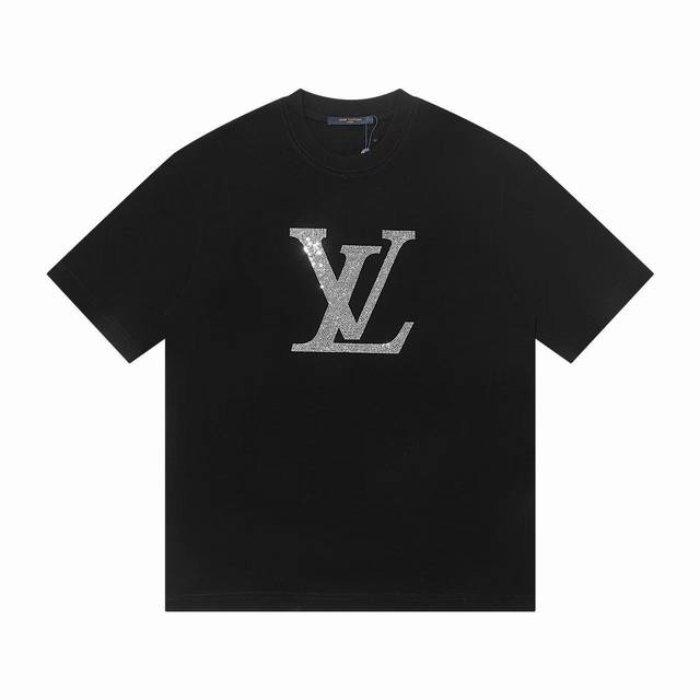 价格P： 一首起批.散单+10 款式：2025新款Louis Vuitton短袖T恤材质：烫钻工艺，高版本300G双纱精梳棉尺码： S～Xl颜色：黑色款号：F2