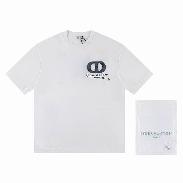 一首批.散单+10 迪奥Dior*2025最新款短袖材质:采用高版本300G双纱精梳棉尺寸:S M L Xl颜色:黑色 白色款号:W2662