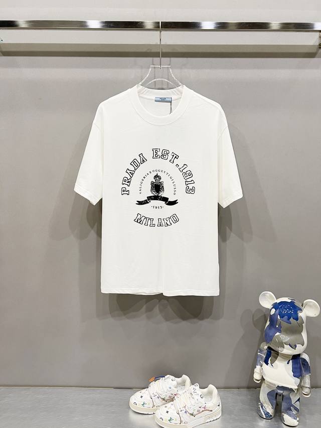 Prada 普拉达 320克圆领短袖T恤品牌字母皇冠印花1913数字Logo标识官方同步 1:1原版开模时尚个性 百搭潮流纯原品质 原版洗水面料吊牌 领标 水洗