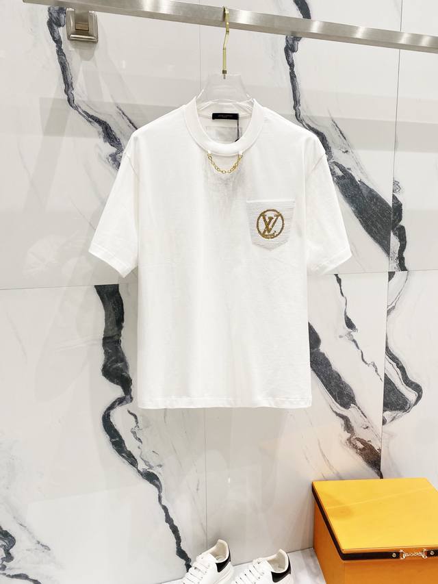 Louisvuitton路易威登320克圆领短袖T恤领口链条珠片品牌字母Logo口袋设计官方同步 1:1原版开模时尚个性 百搭潮流纯原品质 原版洗水面料吊牌 领
