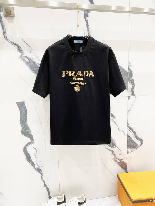 Prada 普拉达 320克圆领短袖T恤经典胸前万针刺绣品牌字母Logo标识官方同步 1:1原版开模时尚个性 百搭潮流纯原品质 原版洗水面料吊牌 领标 水洗麦