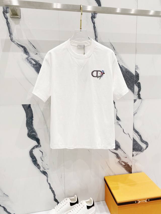 Dior 迪奥 320克圆领短袖T恤简约花卉Cd字母小标刺绣Logo标识官方同步 1:1原版开模时尚个性 百搭潮流纯原品质 原版洗水面料吊牌 领标 水洗麦 三标