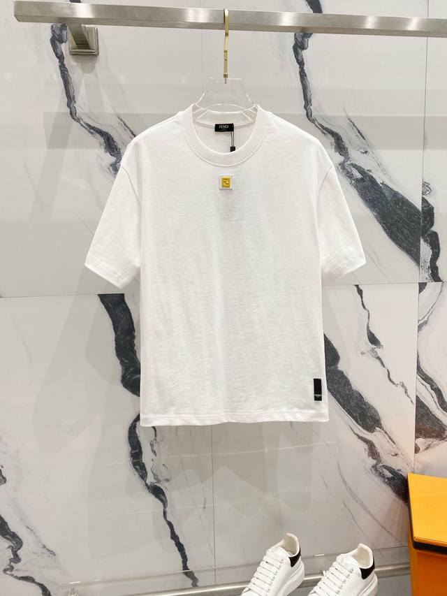 Fendi 芬迪 320克圆领短袖T恤简约时尚皮革Ff字母小标Logo标识官方同步 1:1原版开模时尚个性 百搭潮流纯原品质 原版洗水面料吊牌 领标 水洗麦 三