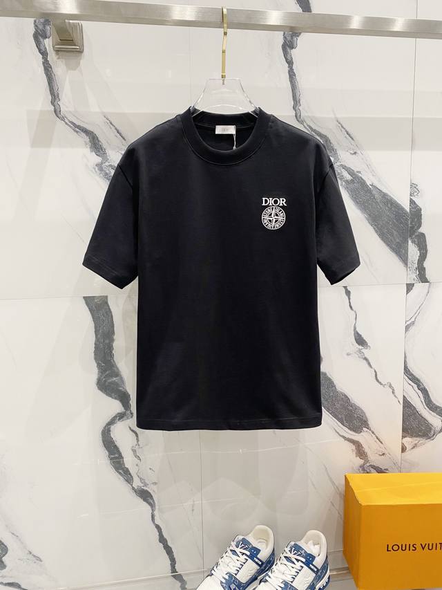 Dior 迪奥 320克圆领短袖T恤标志性联名品牌字母前后刺绣Logo官方同步 1:1原版开模时尚个性 百搭潮流纯原品质 原版洗水面料吊牌 领标 水洗麦 三标齐