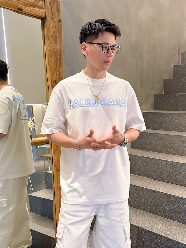 Balenciaga 2025春夏新款首发专柜最新款短袖圆领T恤 高端订制 设计前卫时尚！品牌Logo重工艺设计 高端定制丝光长绒棉面料.手感柔软.穿着舒适.专