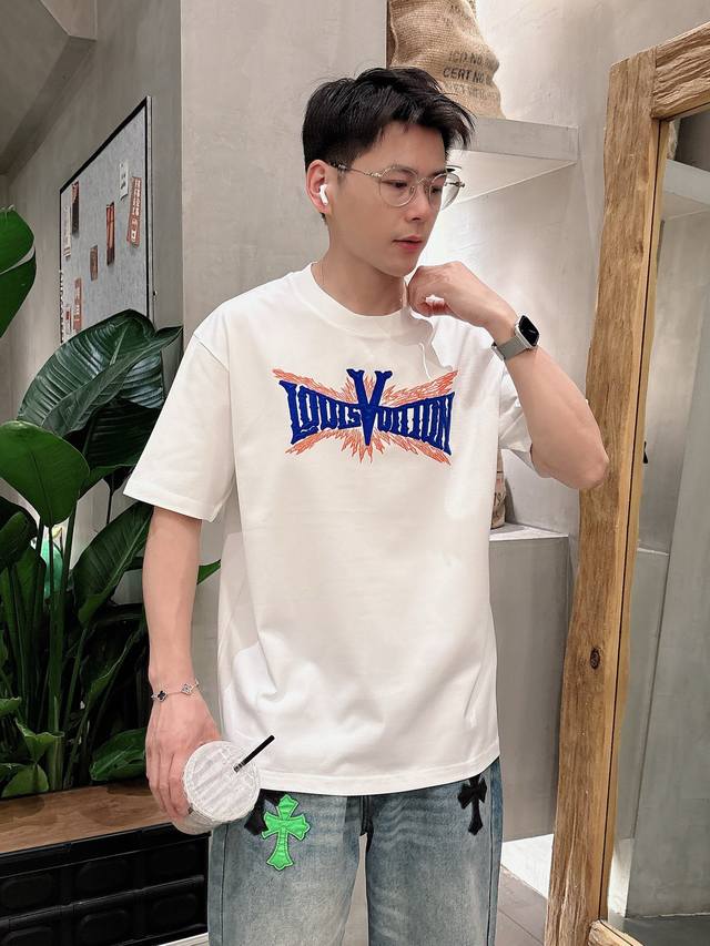Lv 2025春夏新款首发专柜最新款短袖圆领T恤 高端订制 设计前卫时尚！品牌Logo重工艺设计 高端定制丝光长绒棉面料.手感柔软.穿着舒适.专柜级别精致车线.