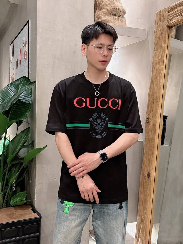 Gucci 2025春夏新款首发专柜最新款短袖圆领T恤 高端订制 设计前卫时尚！品牌Logo重工艺设计 高端定制丝光长绒棉面料.手感柔软.穿着舒适.专柜级别精致