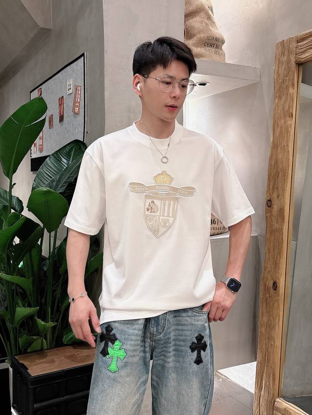 Fendi#芬迪 2025春夏新款首发专柜最新款短袖圆领T恤 高端订制 设计前卫时尚！品牌Logo重工艺设计 高端定制丝光长绒棉面料.手感柔软.穿着舒适.专柜级