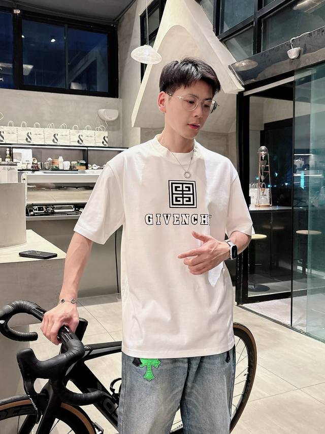 Givenchy#纪梵希 2025春夏新款首发专柜最新款短袖圆领T恤 高端订制 设计前卫时尚！品牌Logo重工艺设计 高端定制丝光长绒棉面料.手感柔软.穿着舒适