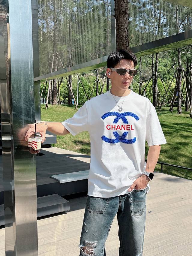 Chanel#香奈儿 2025春夏新款首发专柜最新款短袖圆领T恤 高端订制 设计前卫时尚！品牌Logo重工艺设计 高端定制丝光长绒棉面料.手感柔软.穿着舒适.专
