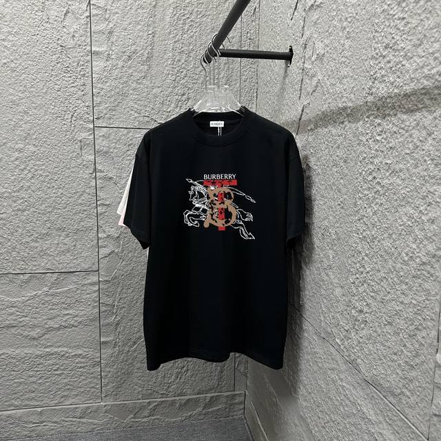 Bbr 巴*莉 2025春夏款 经典简约战马字母印花个性Logo定制双纱平纹纯棉面料 短袖T恤 男女同款颜色：黑色 白色尺码： S 90-130斤 M 120-