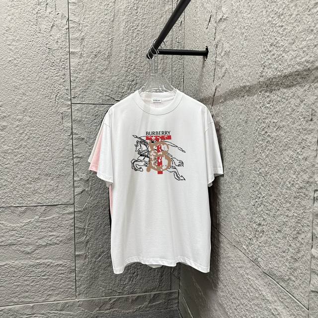 Bbr 巴宝*莉 2025春夏款 经典简约战马字母印花个性Logo定制双纱平纹纯棉面料 短袖T恤 男女同款颜色：黑色 白色尺码： S 90-130斤 M 120